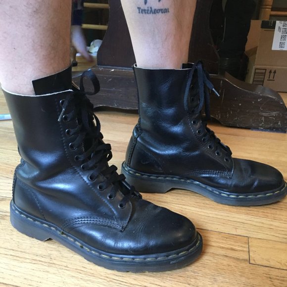 Dr. Martens Other - DR. MARTENS Leather 10 Eye LaceUp Combat Boot SZ 9